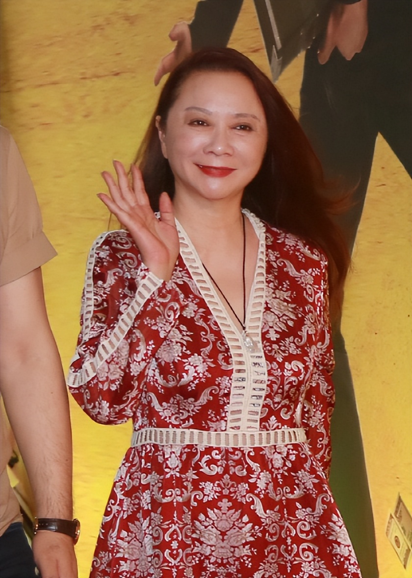 蔡明浓妆化妆视频,蔡明现身脸部变化