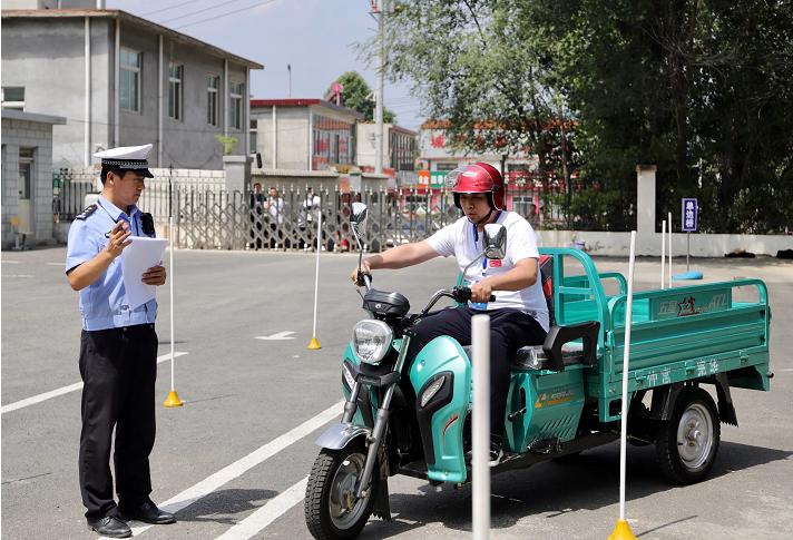 最新款老年代步全封闭三轮,家用最新款老年代步封闭式三轮车