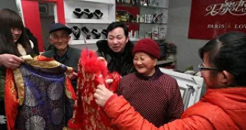 热辣按摩师激发女性渴望，惊人审判揭晓！