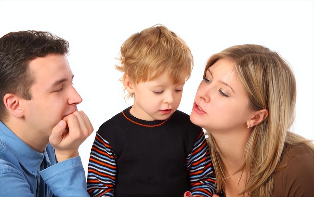 孩子爱搞小动作怎么管教,小孩有偷摸的行为怎么引导改正