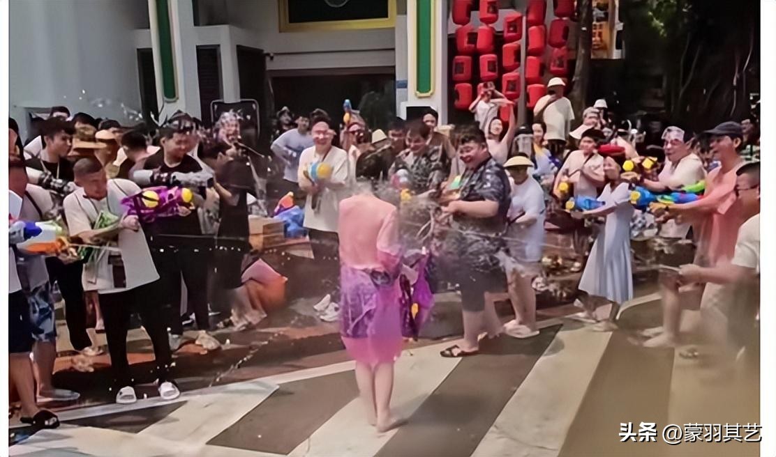 泼水节女子被撕扯雨衣怎么处理,泼水节被撕扯雨衣当事女生发声