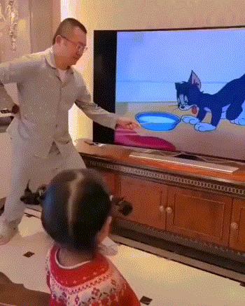 女孩子看起来外表美丽，其实裤袜已经掉到大腿根了！哈哈哈