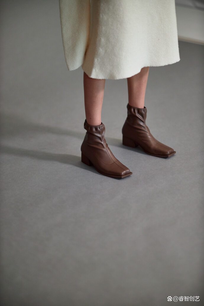 时装品牌三宅一生线上发布2022/23秋冬时装秀,展现万物灵动之姿