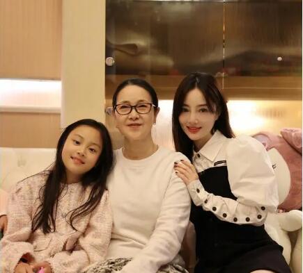 80年代氧气美女张伟欣为李小璐操碎了心如今67岁希望女儿能复婚？