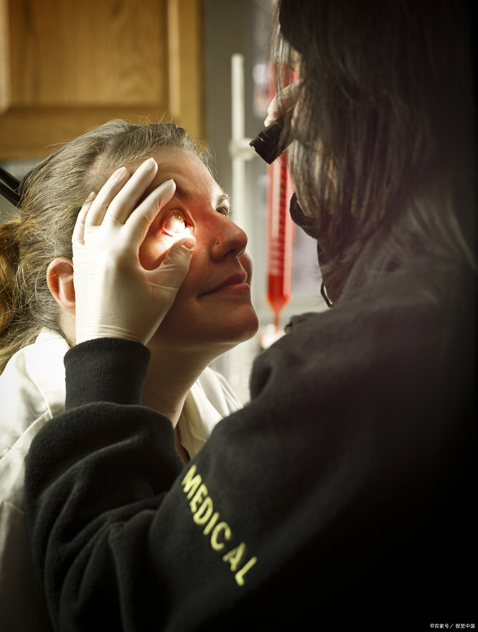 眼睛忽然出现闪光,眼睛突然水波纹闪光感一会又恢复