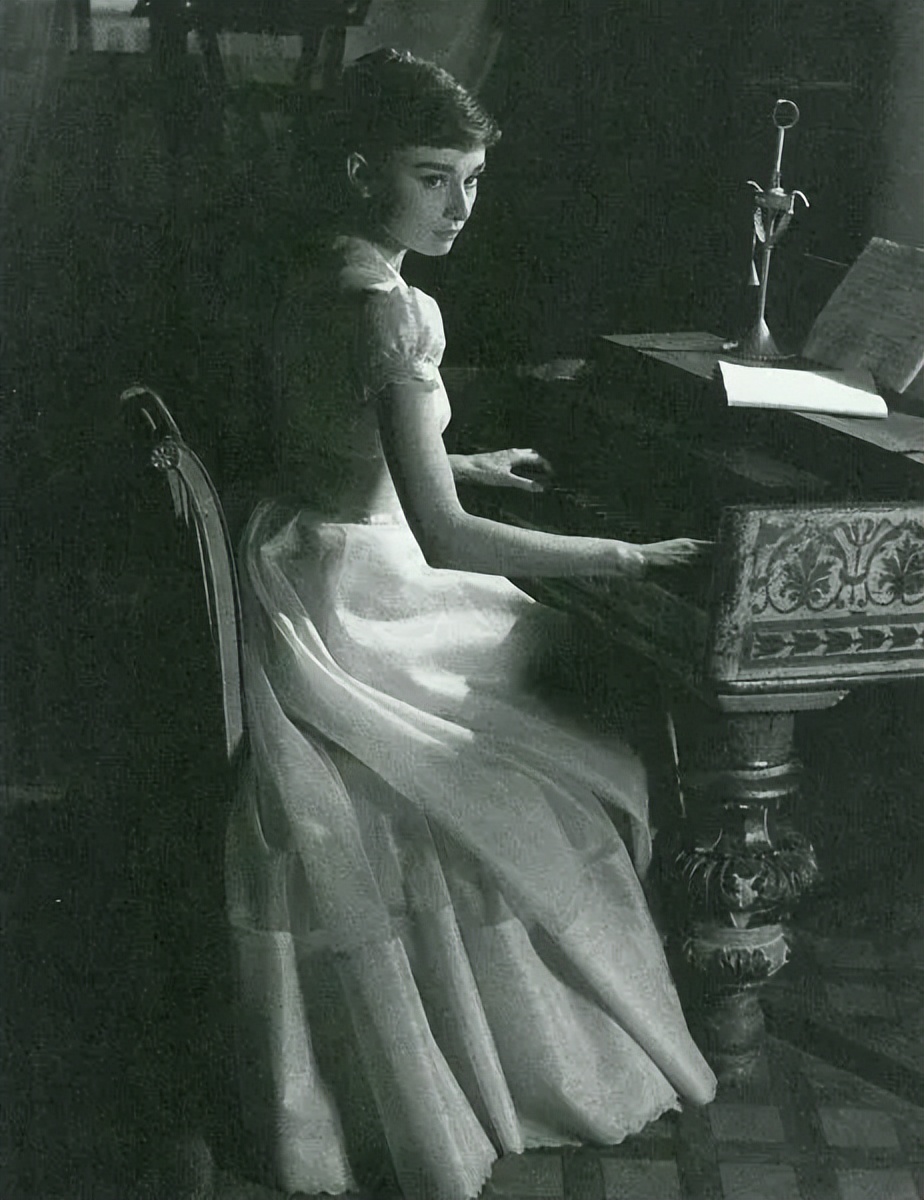 人间天使奥黛丽赫本西瓜视频,受尽苦难的女神奥黛丽赫本