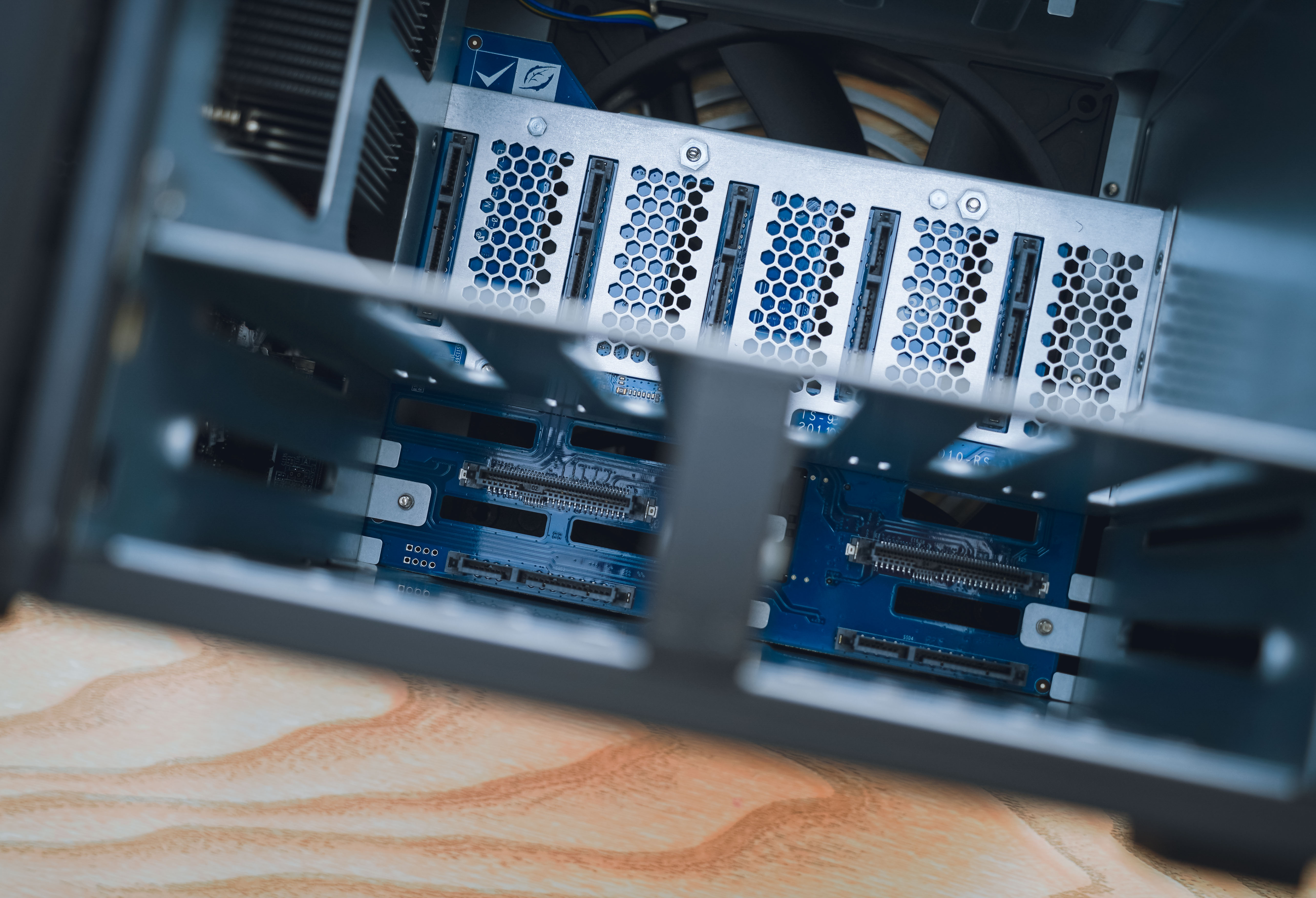 历史低价买到九盘位万兆NAS机皇：威联通TS-H973AX