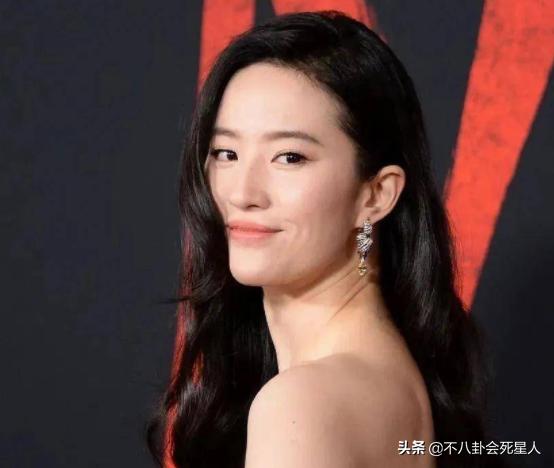 发腮堪比毁容的女星,发腮成大方脸