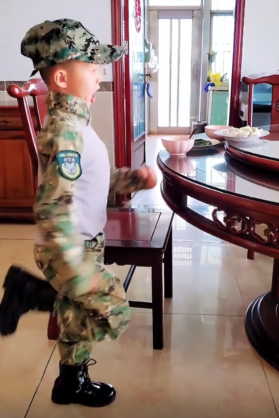 兵王小孩瞪大眼站军姿,五岁小孩军姿走红抖音