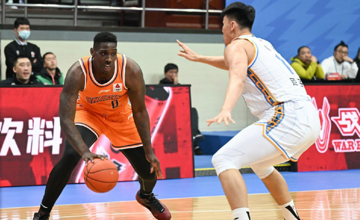 京城的篮筐被砸变形了吧，解立彬的战术板是公开的秘密