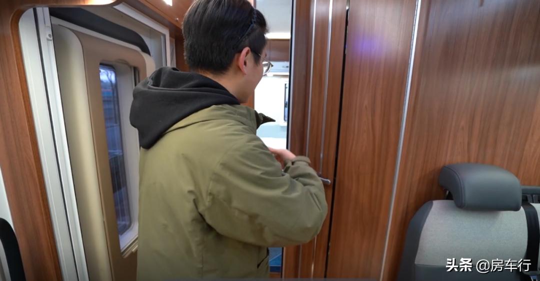 上汽跃进s1002.3t平头轻卡房车,2021年可可西里轻卡5.2t房车