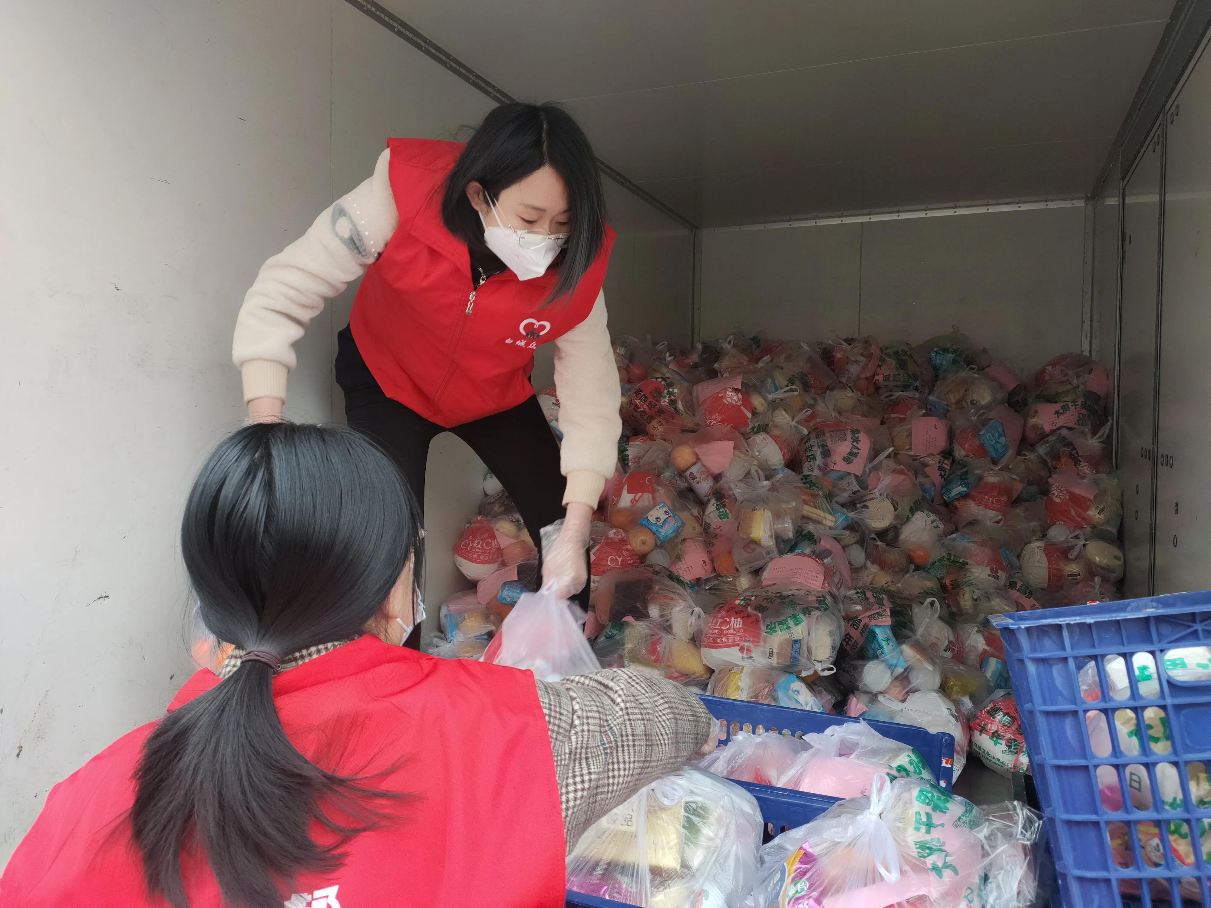 志愿服务助力打赢疫情防控阻击战,志愿服务筑起抗击疫情的万里长城