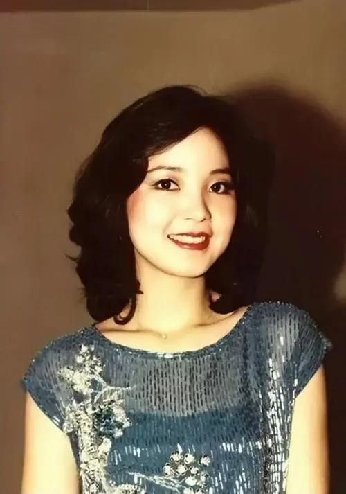 邓丽君和林青霞视频,邓丽君和林青霞海边照