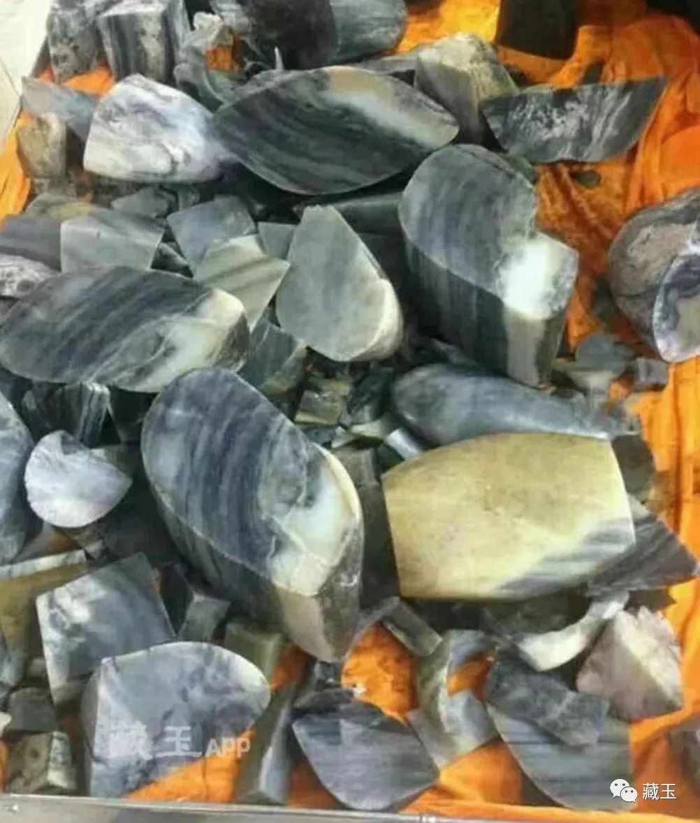 最贵的玉摊位,几百块钱的青花籽料