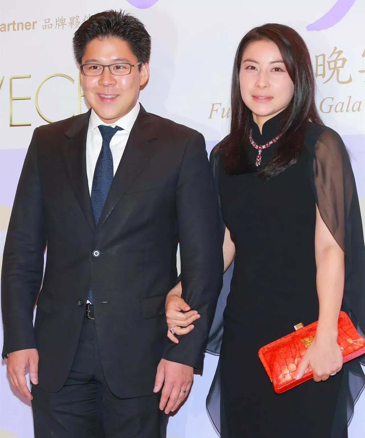 郭晶晶高定,郭晶晶穿高跟鞋背爱马仕