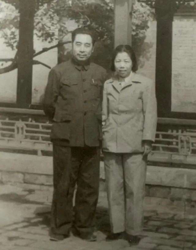 周总理逝世3小时后遗体被解剖，医生泪如雨下：总理该有多痛啊！