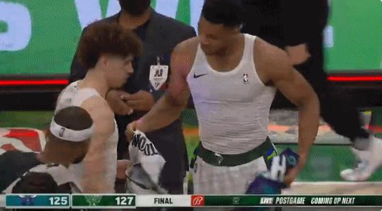 霍勒迪抢断保罗推字母哥,字母哥霍勒迪空接