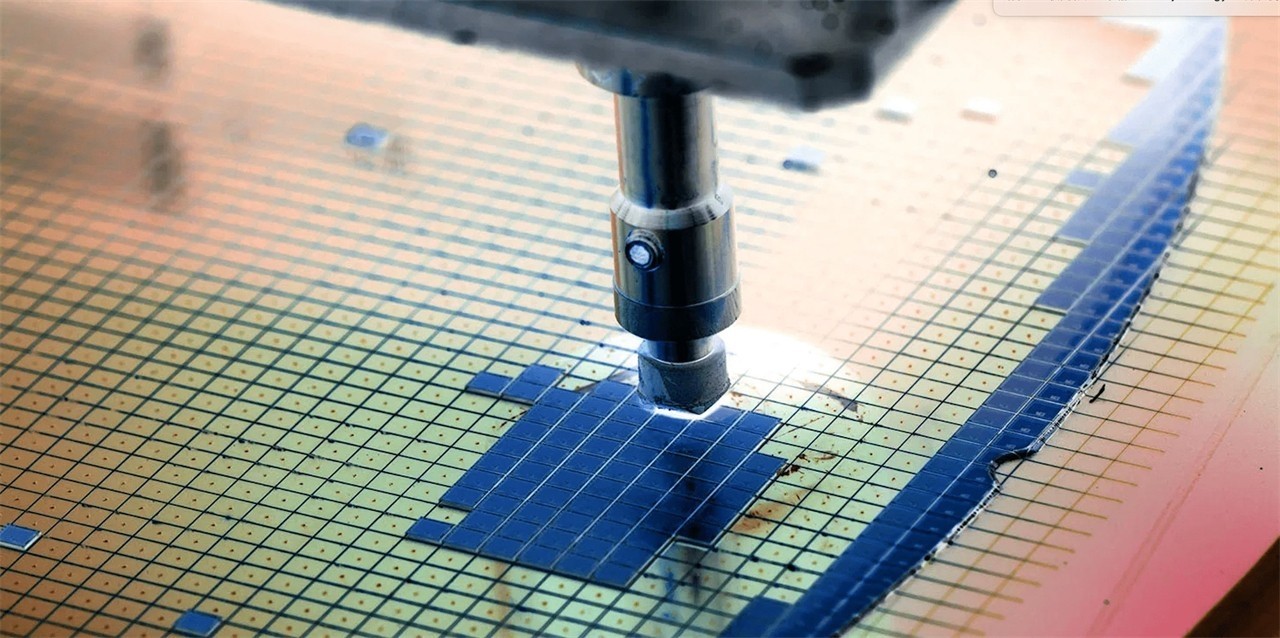 拿钱就能砸出芯片？中国男足笑而不语