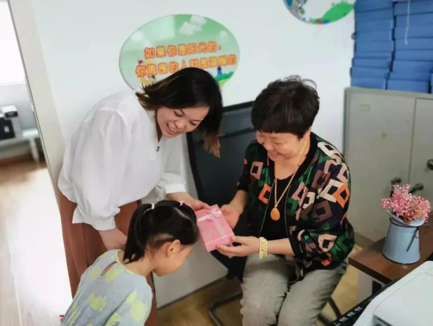 江苏老师收学生红包事件发朋友圈,教师收取学生钱家长该怎么处理