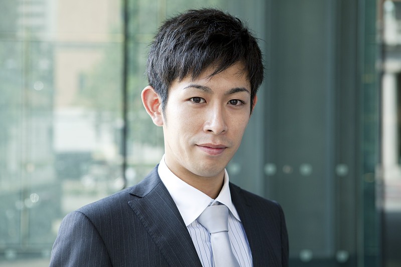 意外破获妻子和男领导的秘密，他试图计划，但最终失败了