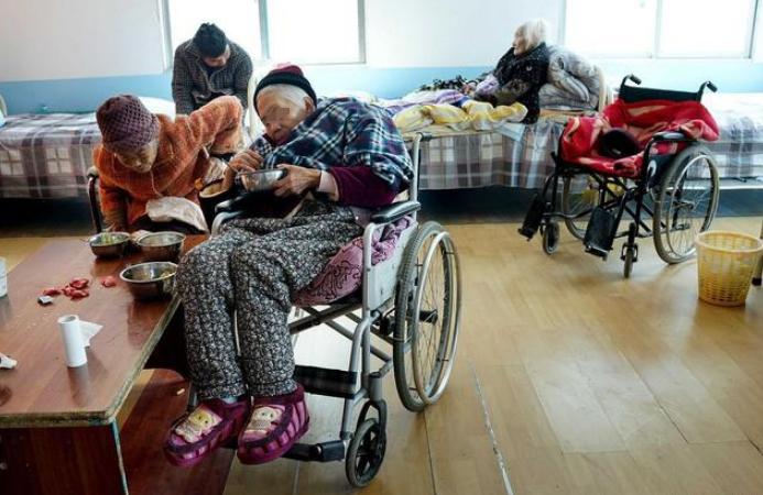 重庆富二代每月零花钱20万,破产后把80岁母亲*养送**老院,开直播还债