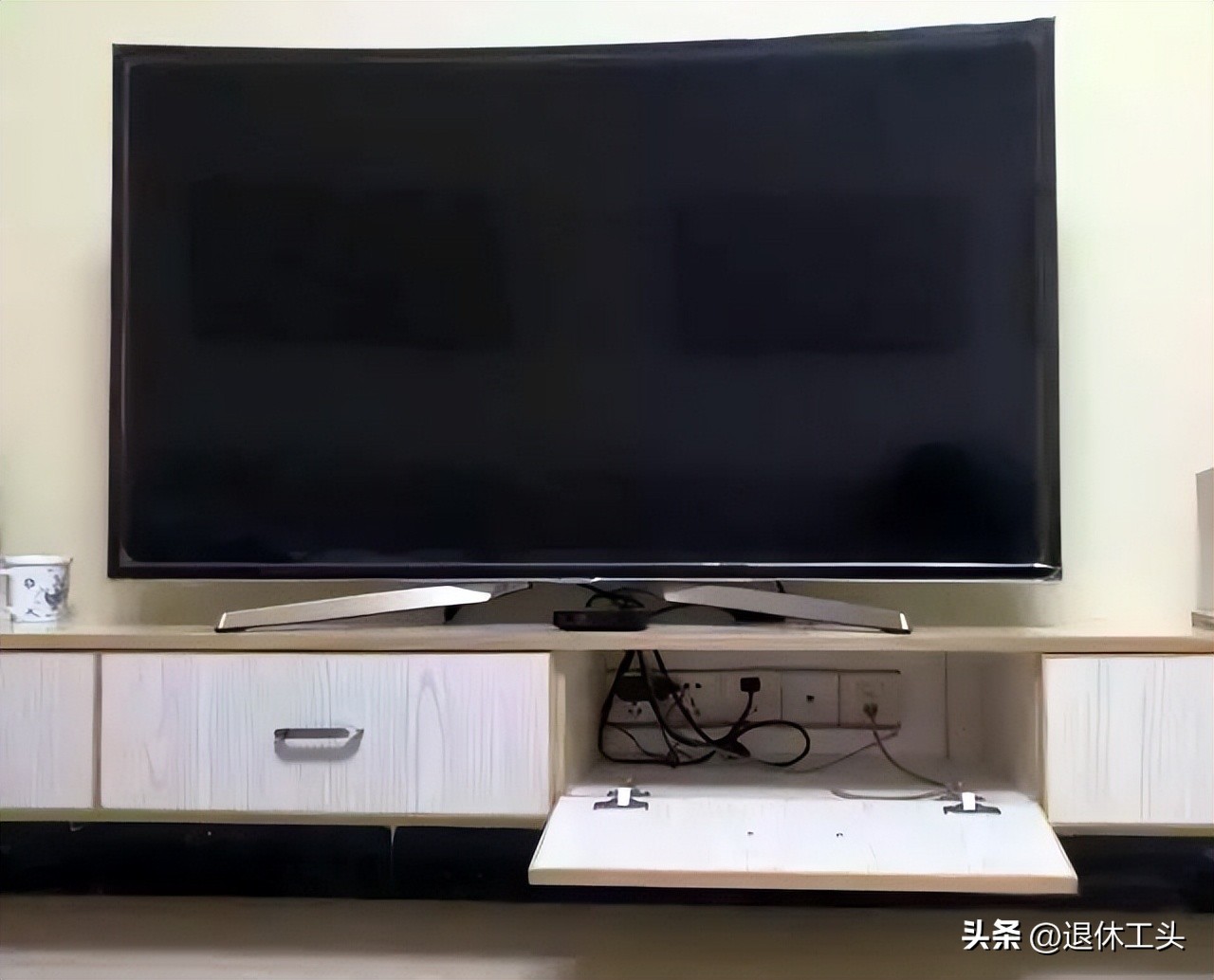 电视机是挂的好还是放在柜子上好,电视机挂在墙上好还是做柜子上好