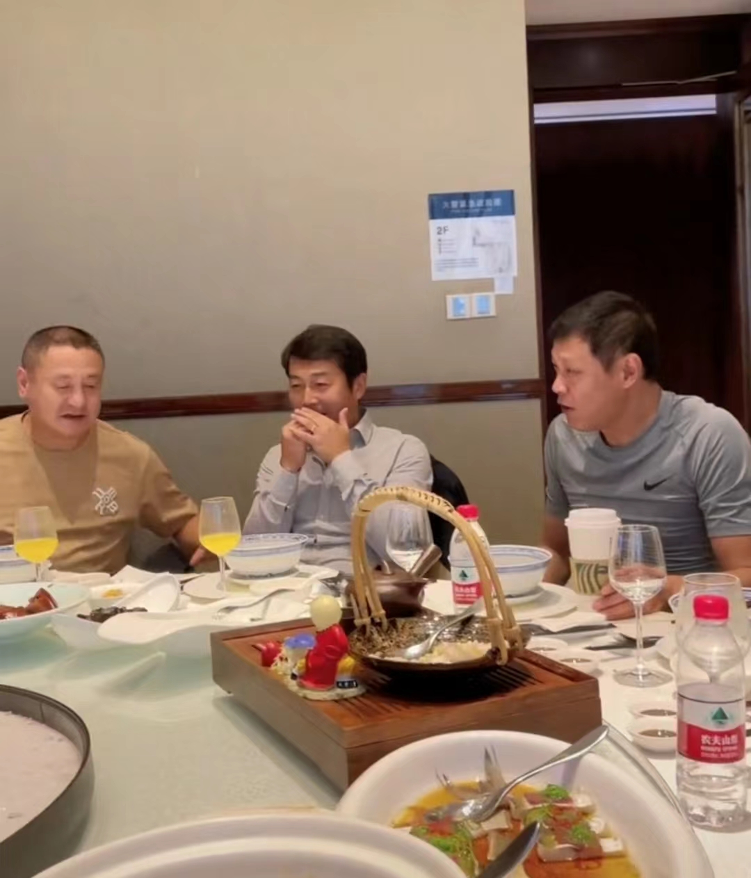 范志毅和马明宇讲笑话！孙继海、申思、米卢、曲波在一旁哈哈大笑