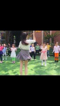 “穿成这样不臊吗？”幼师短裙装惹家长争议，网友：管太宽了吧