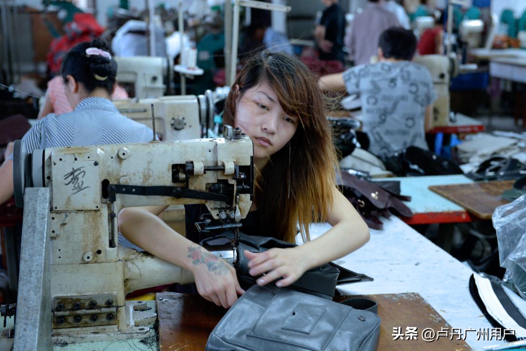 20年拍下150万张“东莞女工”在国外爆火：中国制造，不可思议！