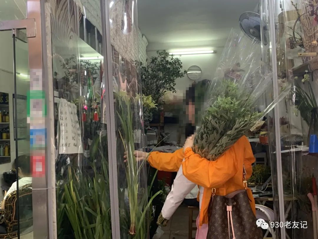 南宁街头出现艾草花束，菜市场里卖5元，花店里要近百元！你愿意买单吗？