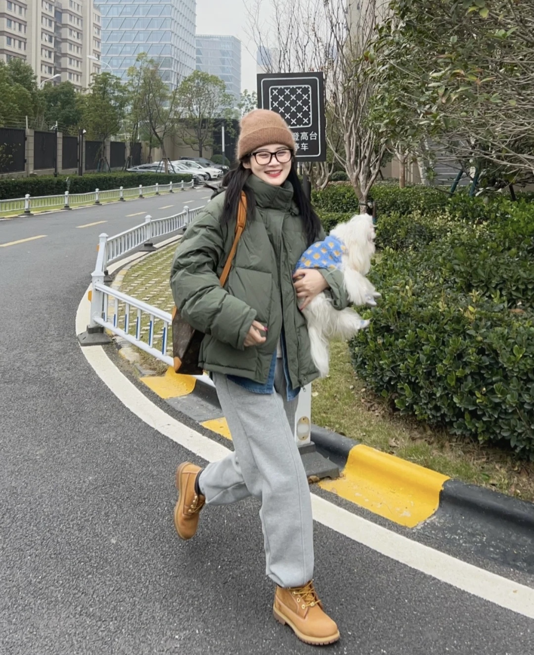 羽绒服搭配什么裤子女孩,女羽绒服和裤子配什么鞋子好看