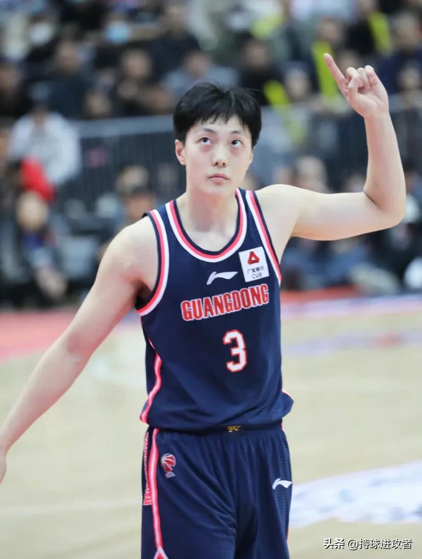 胡明轩25岁生日排面！广东男篮官方送祝福，在CBA挣扎中证明自己