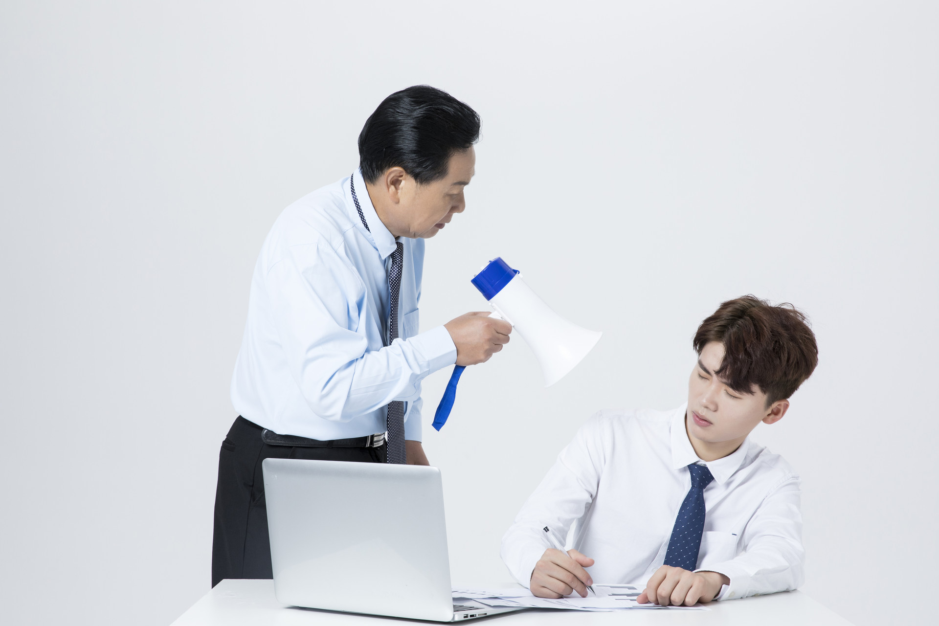 领导批评下属的十大套路,领导当众批评你是为了让你难堪吗