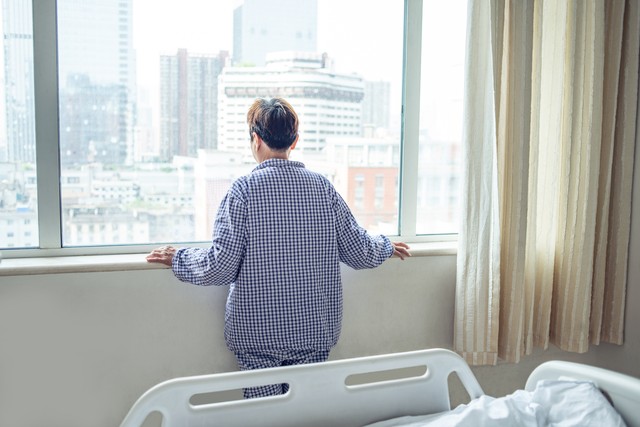 我花90万在儿子家附近买房子，以为晚年幸福了，可是很难见到儿子