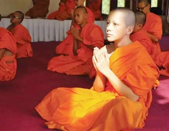 泰国最美人妖王后恢复男儿身,泰国最美人妖皇后恢复男儿身