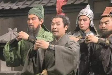 关羽看不起黄忠是正史还是演义,三国志里关羽为什么瞧不起黄忠