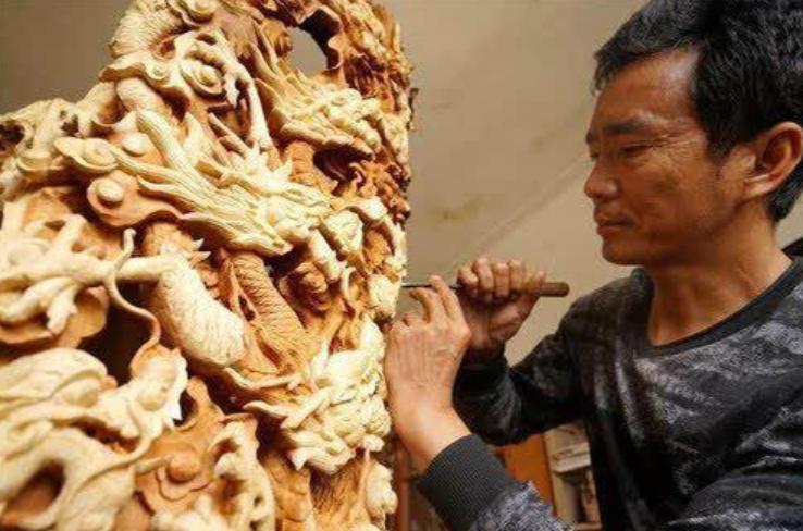 根雕雄狮三百万拒买照片,广西男子雕出15米雄狮