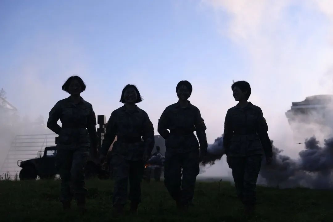 一组镜头，看看夏日军营的别样青春