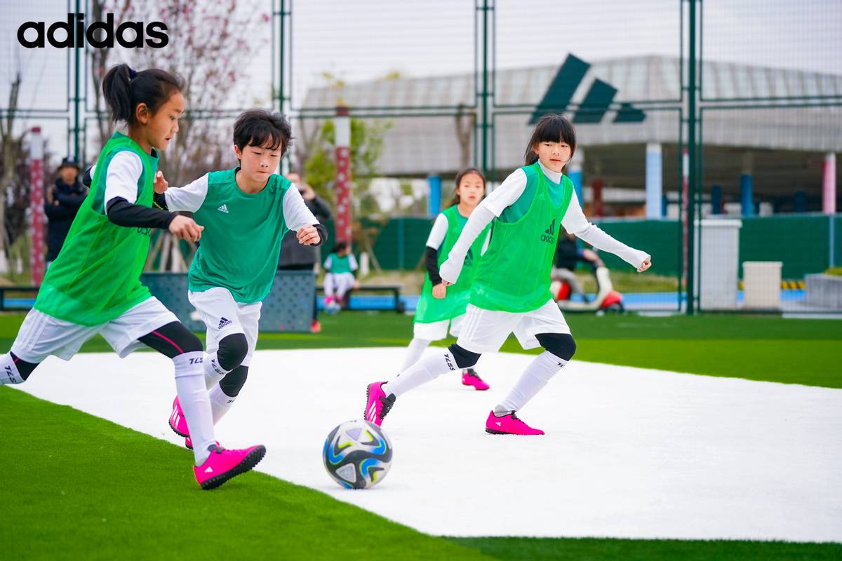 阿迪达斯可持续球场,成都华宇广场阿迪达斯