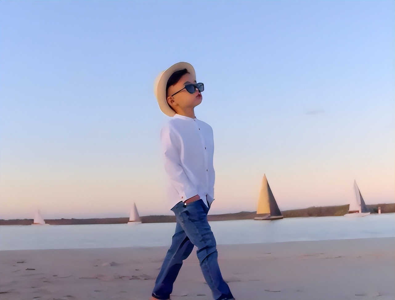 周杰伦晒儿子罗密欧赏画照,周杰伦儿子罗密欧发型