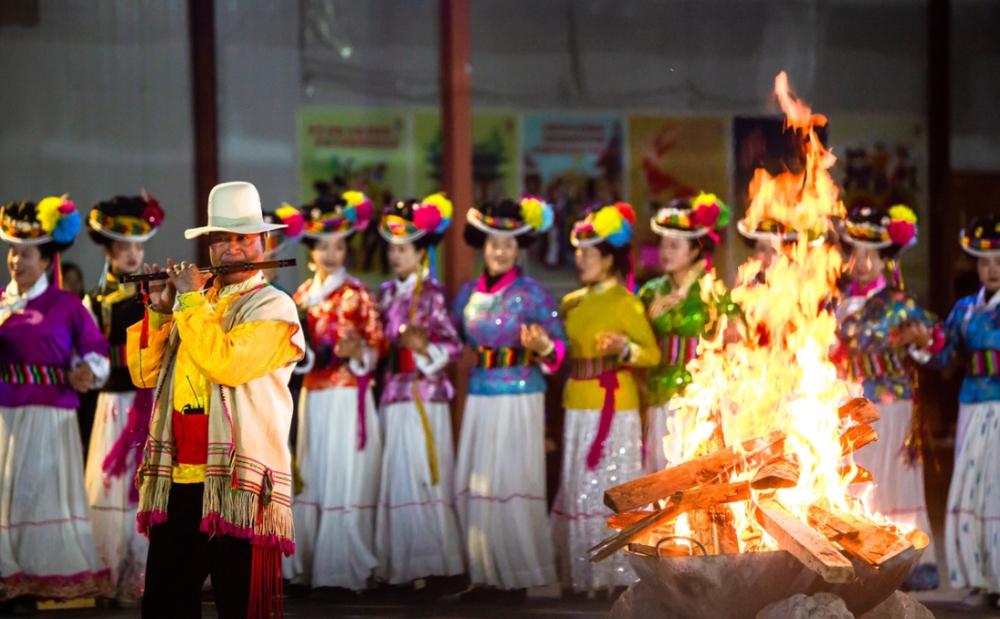 女性生殖期挺短的，为何还要经历更年期？或是为了帮助人类进化