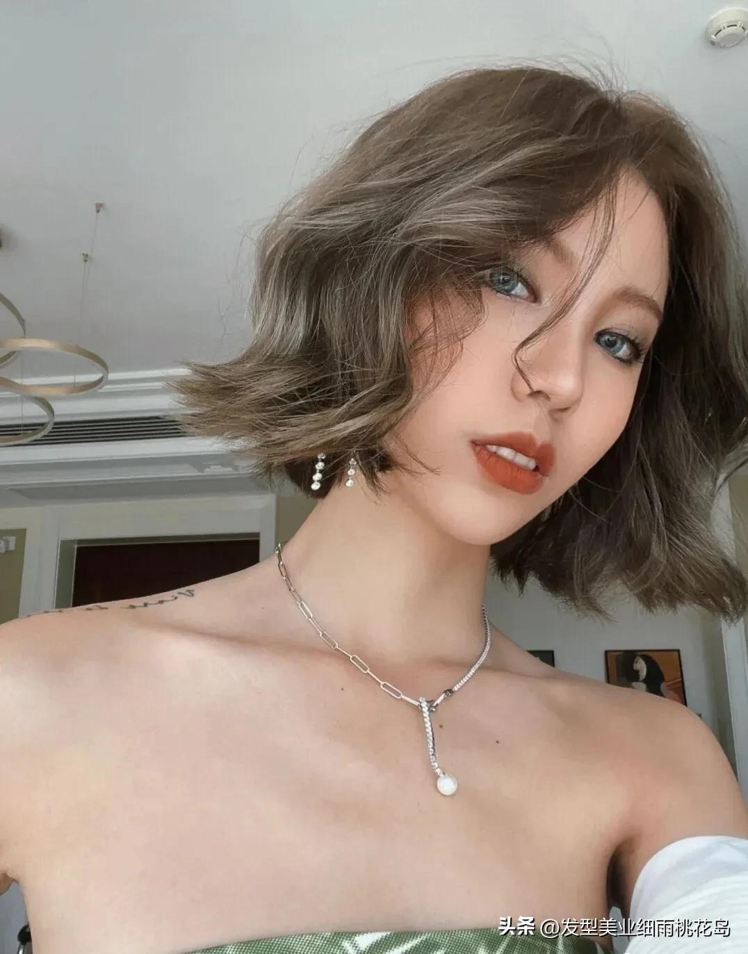 妩媚风情的短发,短发冷艳御姐拍照姿势