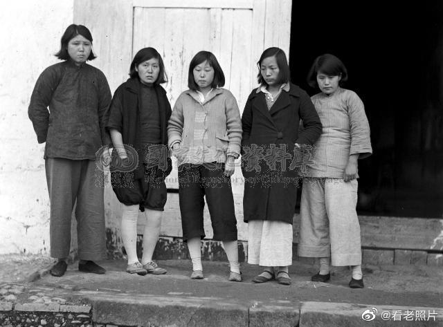 女子穿日军军服拍照被抓,女子身着日本侵华军装露脸