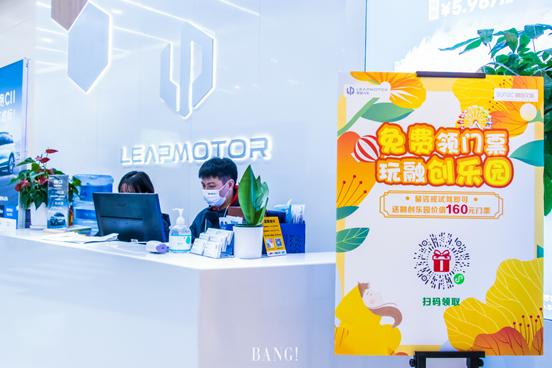 限定梦幻装置，圣诞拍照打卡好去处就在华熙LIVE·528