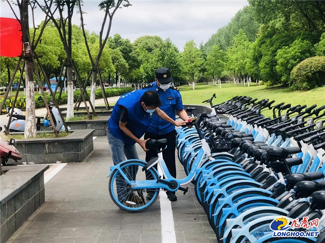 城管部门开展共享单车治理方案,南京城管整治单车