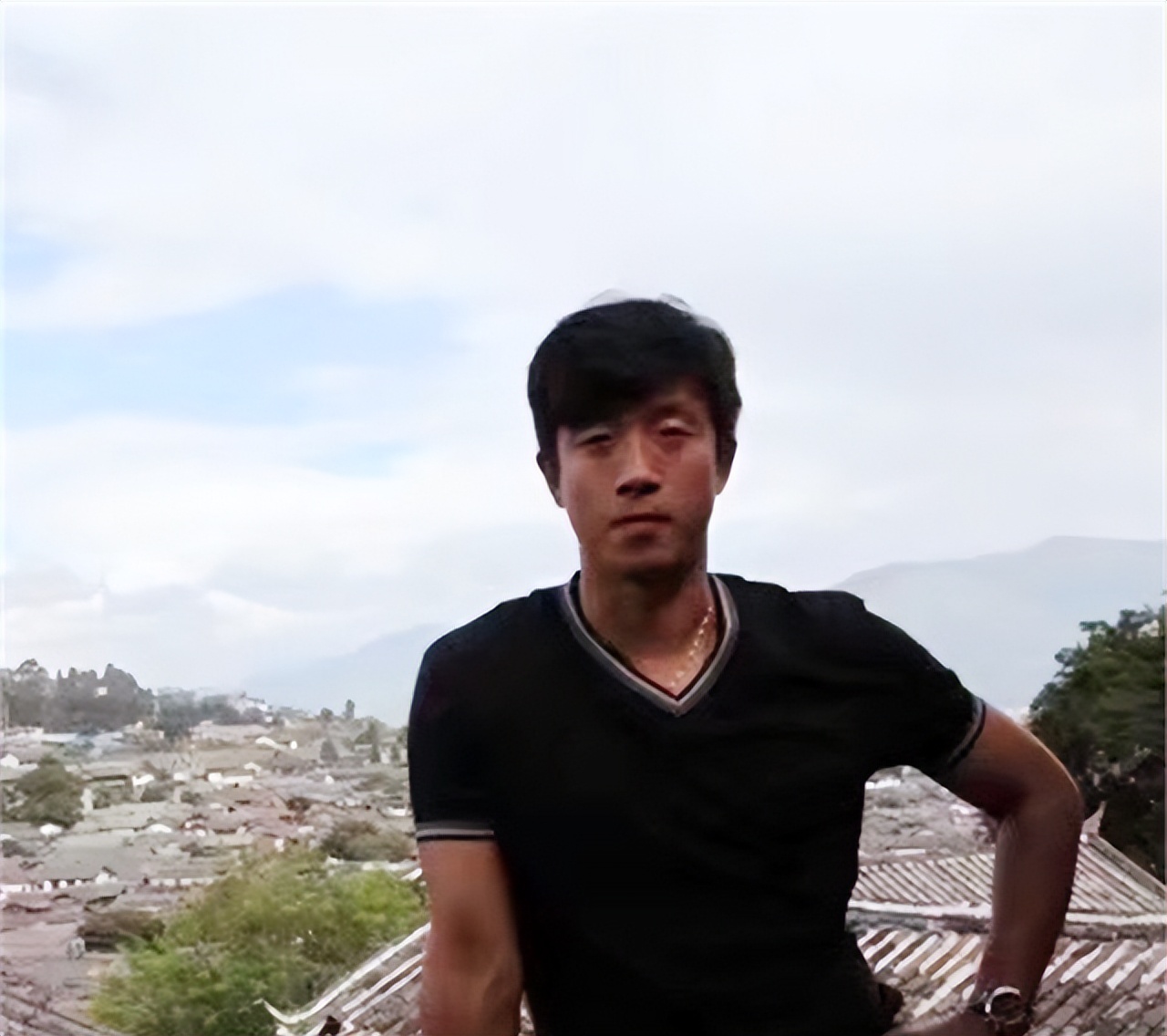 落魄的前大连国脚，与娇妻离异独自抚养女儿，为生计不惜当司机