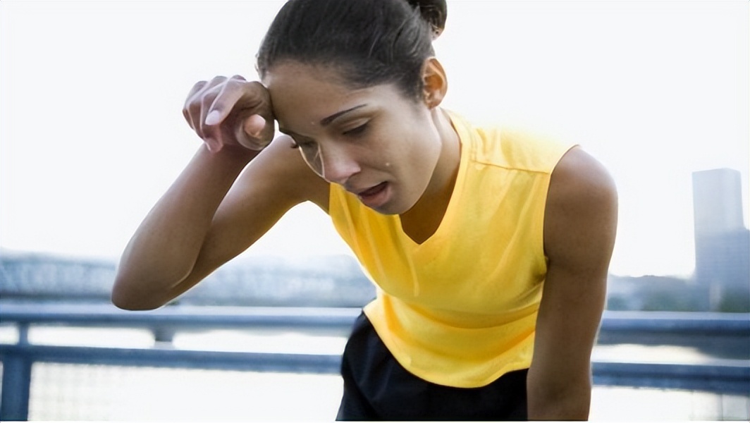 突然蹲下站起来头晕眼前一黑,蹲下突然起身头晕眼黑正常吗