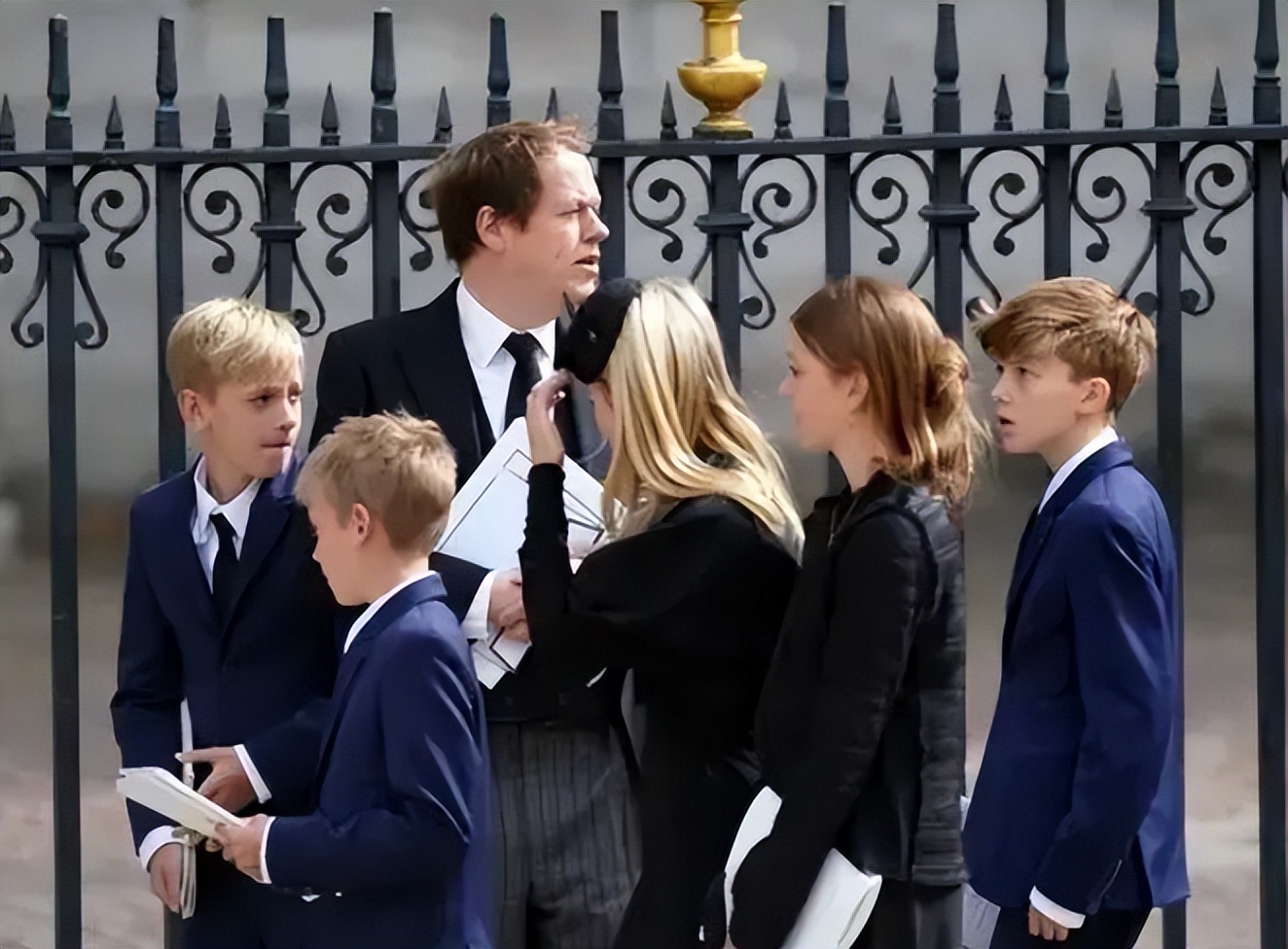 查尔斯登基卡米拉封后，凯特戴上珍珠泪出镜，以此致敬英伦玫瑰