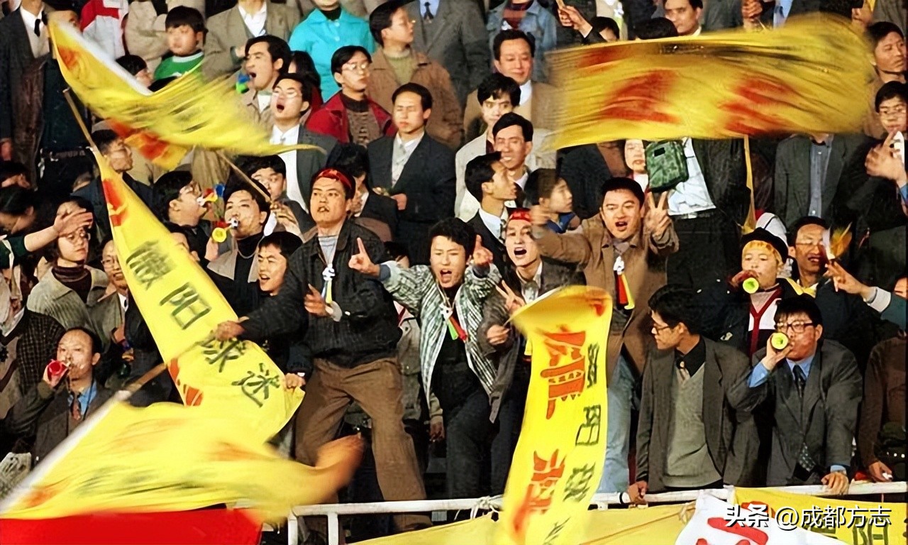 凤凰山主场爆燃场面,成都凤凰山足球场揭秘