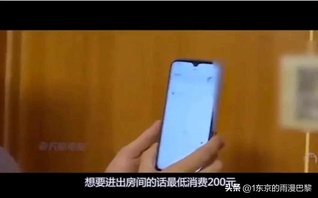 妻子在卧室门上贴二维码,丈夫进房扫码支付